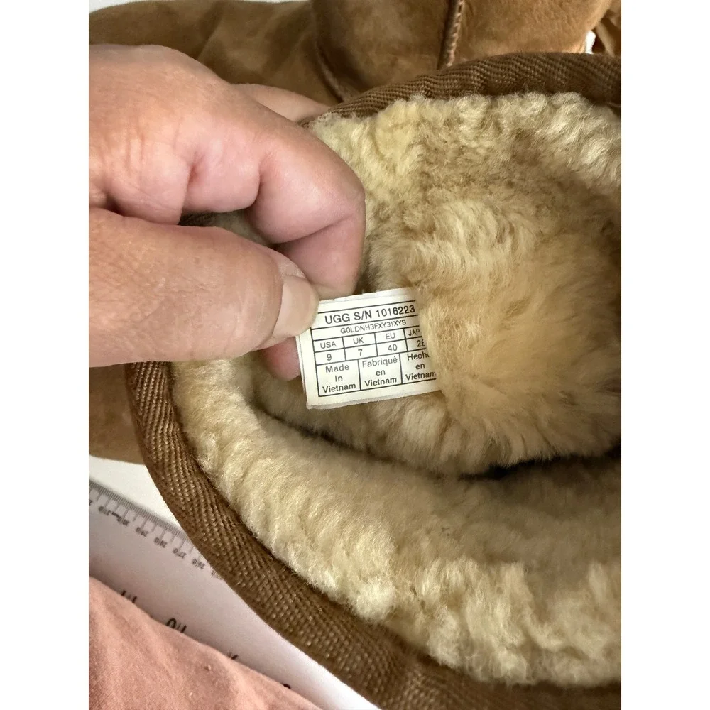 UGG Classic Short II Chestnut Suede Sheepskin Boots 1016223 Womens 9